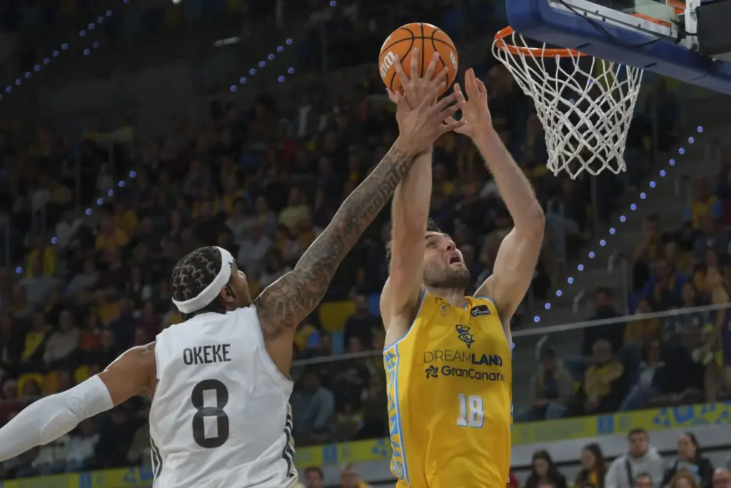 Jugadores del Real Madrid celebran la victoria ante el Gran Canaria por 80-82 en la Liga Endesa