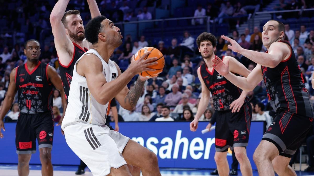Trey Lyles mira a canasta con la marca de dos jugadores del Força Lleida atentos a que no enceste.
