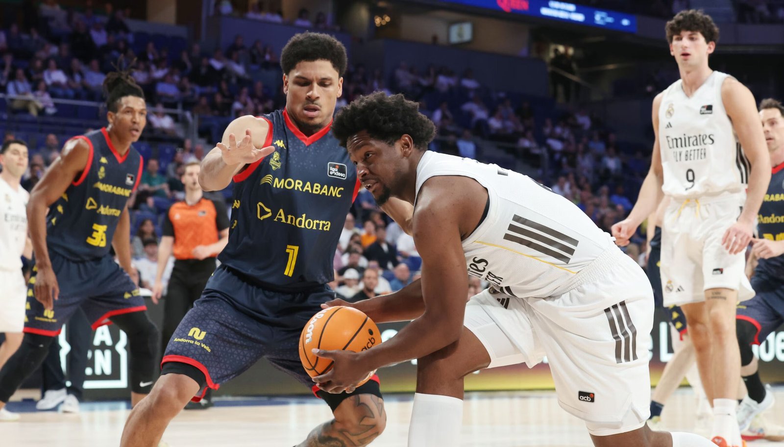 Andrés Feliz disputa el balón con dificultad con un jugador del Andorra bajo el aro en el Movistar Arena.