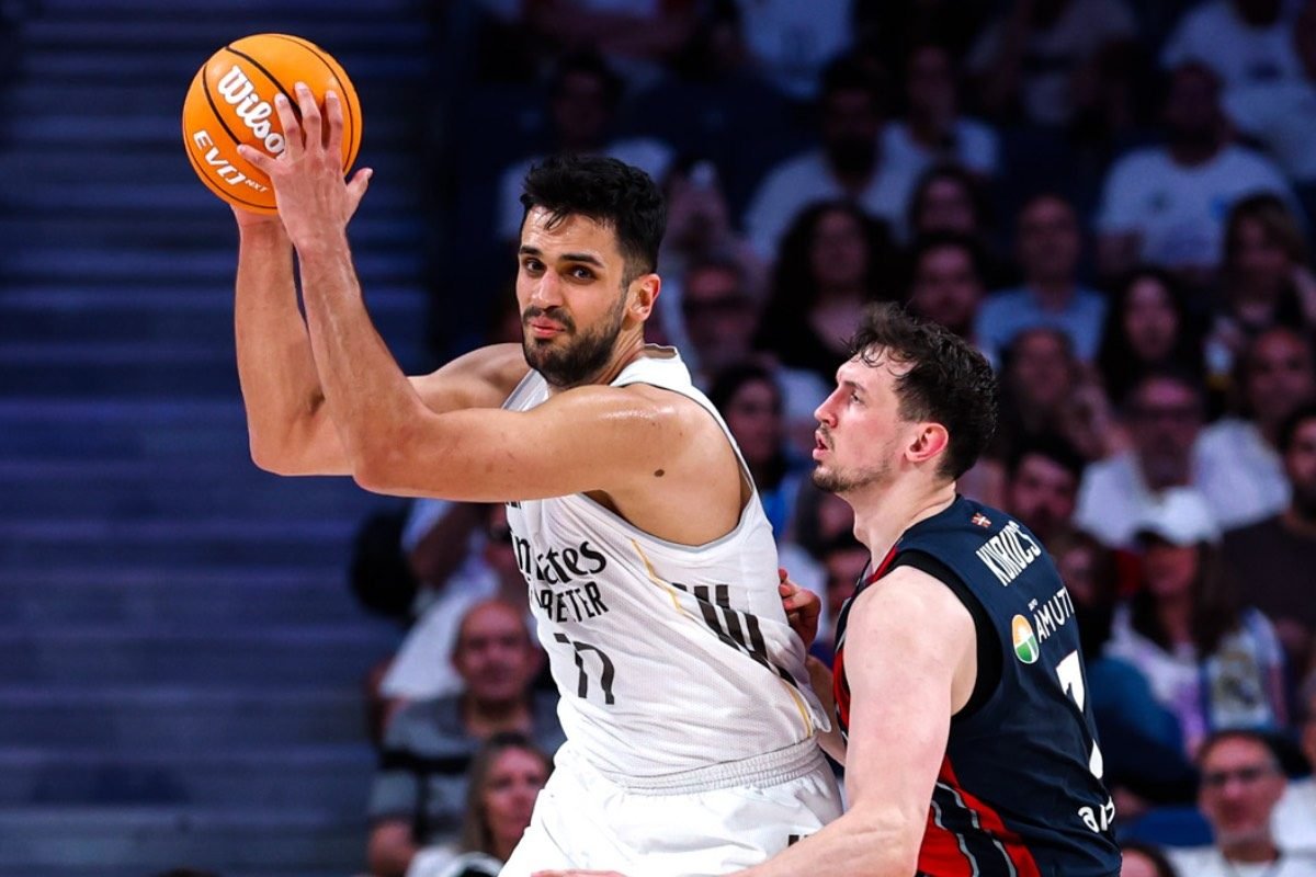 Ömer Yurseven protege el balón ante el defensor del Baskonia Basket.