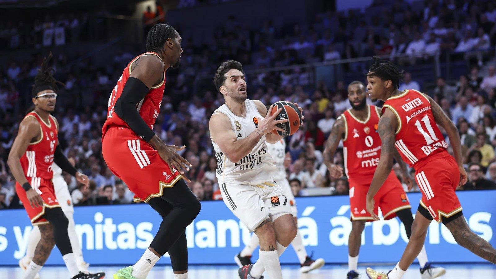 Facundo Campazzo elude rivales del Estrella Roja y encara a canasta en el Movistar Arena.