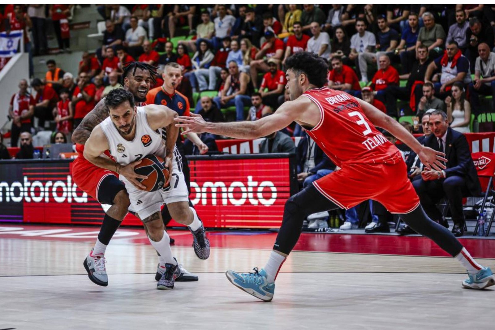 Facundo Campazzo disputa el balón ante la marca férrea de dos jugadores del Hapoel Tel Aviv.