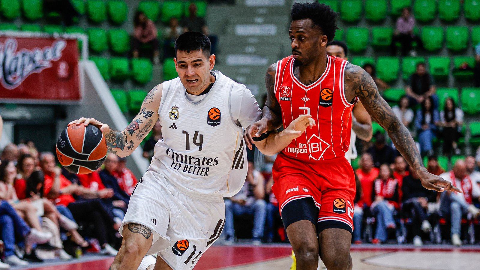 Gabriel Deck protege el balón ante la marca del jugador del Hapoel Tel Aviv