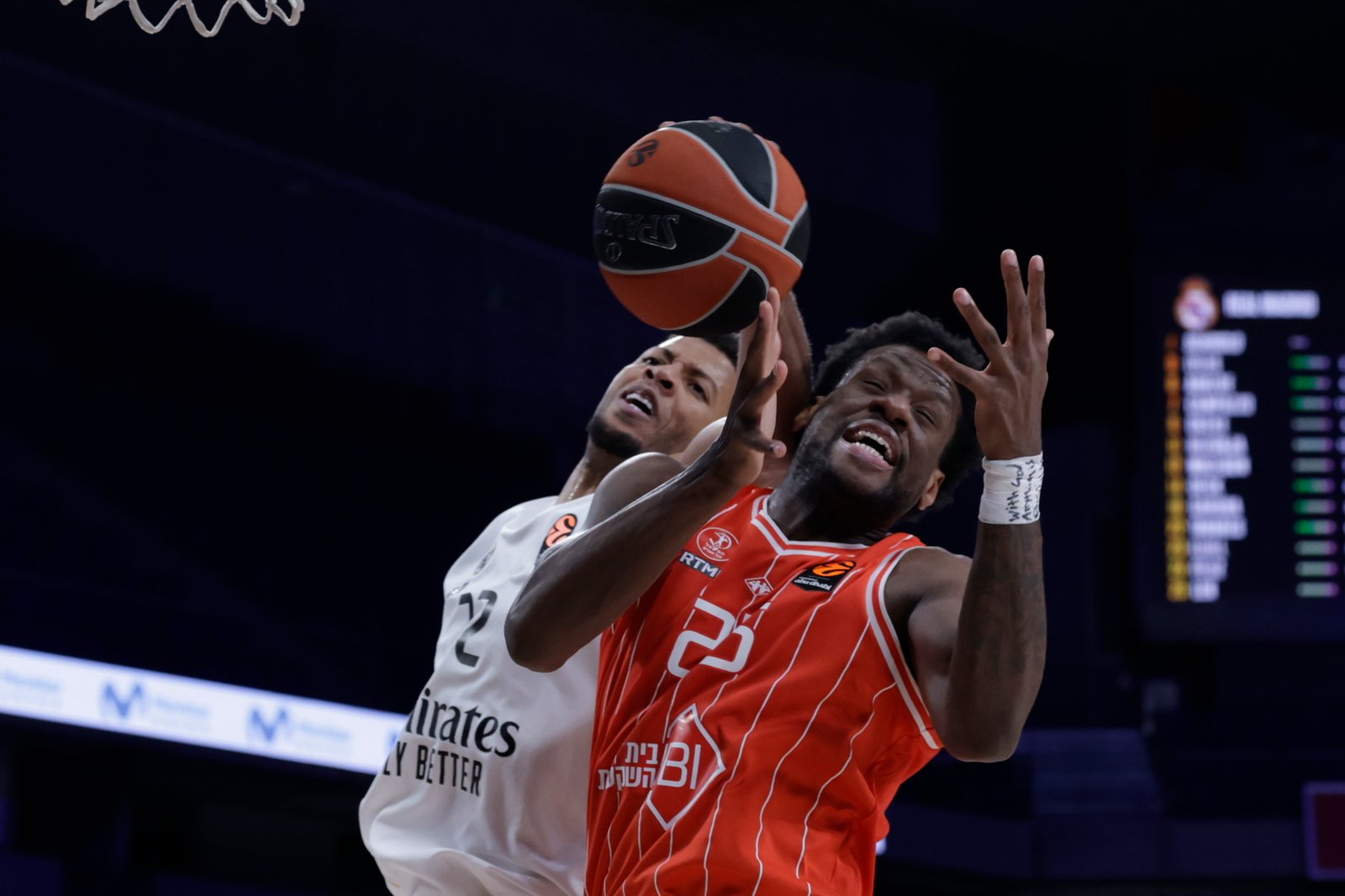 Eddy Tavares pelea el balón en el aire con un jugador del Hapoel Tel Aviv.