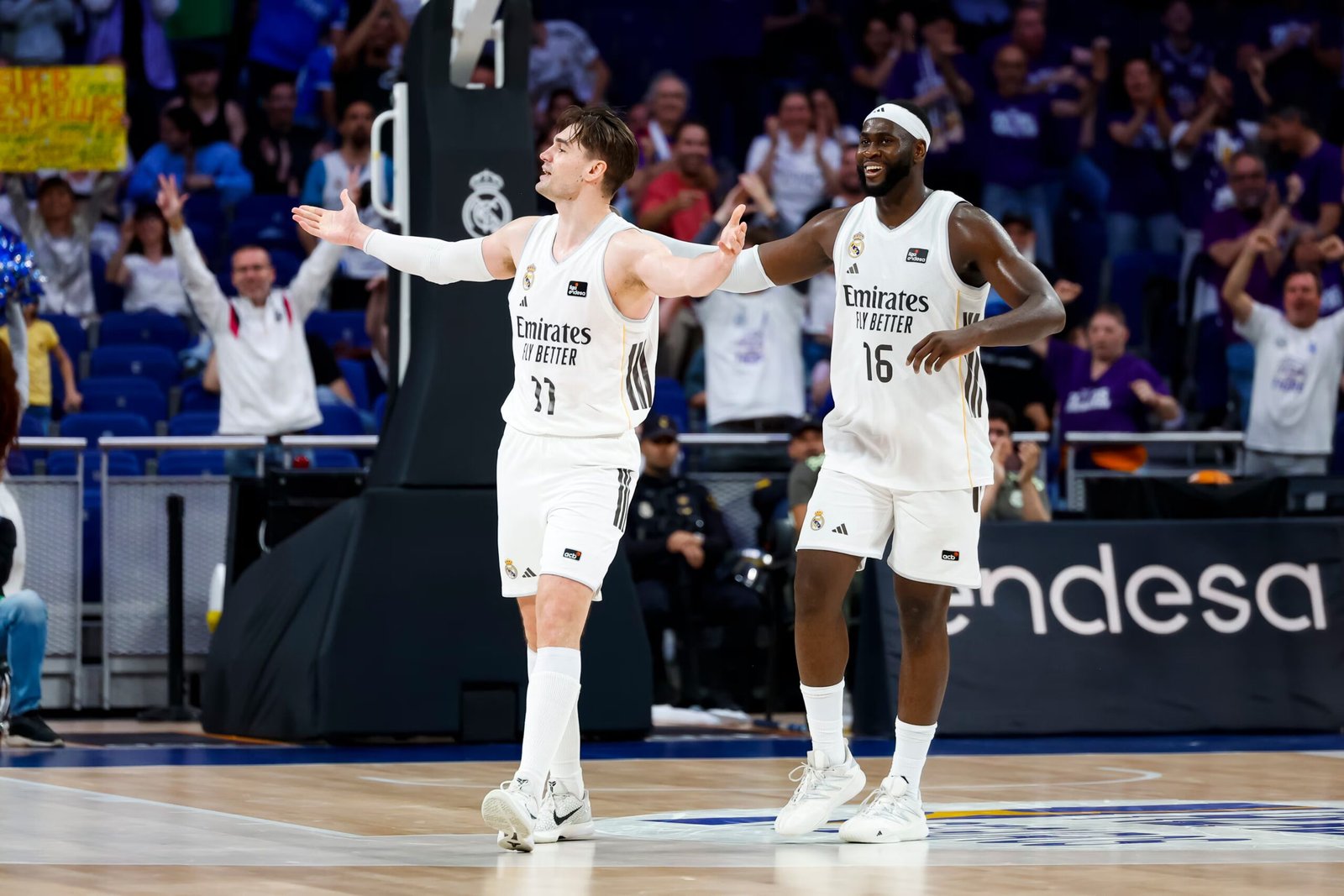 Mario Hezonja mira a la tribuna del Movistar Arena celebrando su gran desempeño ante el UCAM Murcia y la victoria. Usman Garuba lo abraza por la espalda