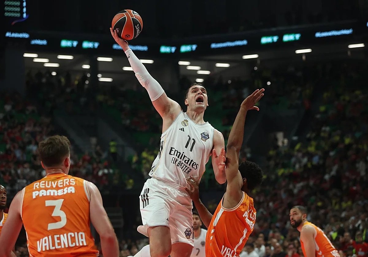 Mario Hezonja se eleva con el balón sobre la defensa del Valencia Basket buscando anotar.