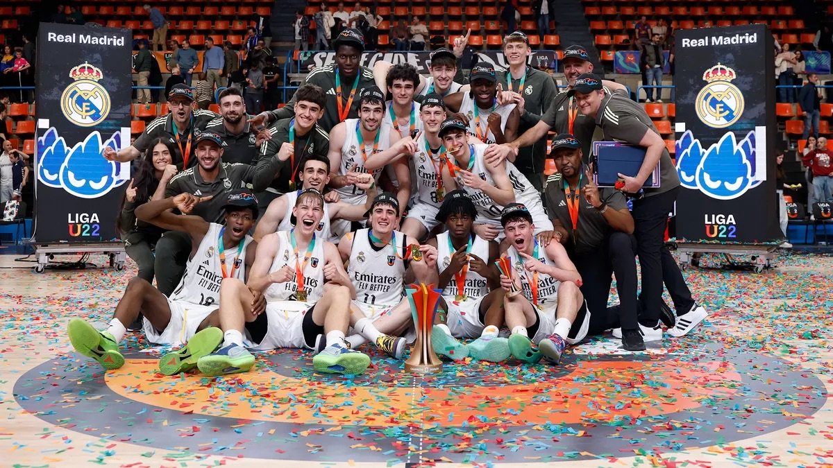 Jugadores del Real Madrid U22 posan con el trofeo luego de coronarse campeones al derrotar al Barcelona.