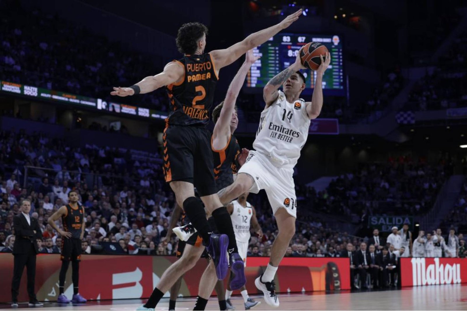 Gabriel Deck anota una canasta en suspensión frente a la marca de Puerto, defensa del Valencia Basket.