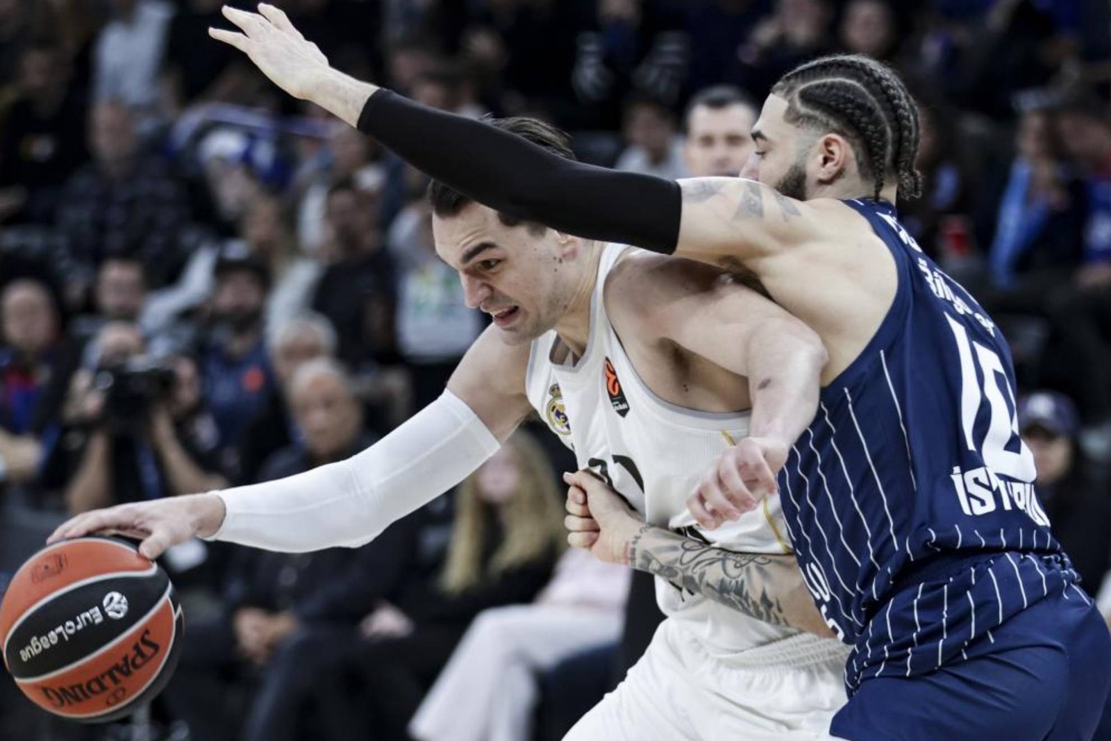 Mario Hezonja proteje el balón ante la marca del jugador del Anadolu Efes.